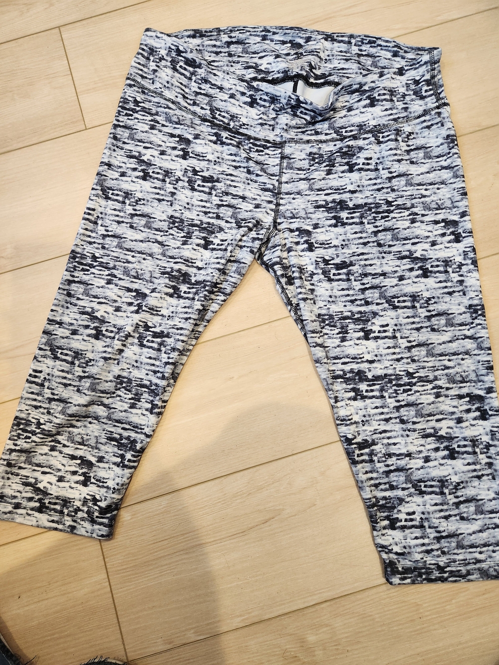 Women's Active Capri Leggings in Black and White Space-Dye